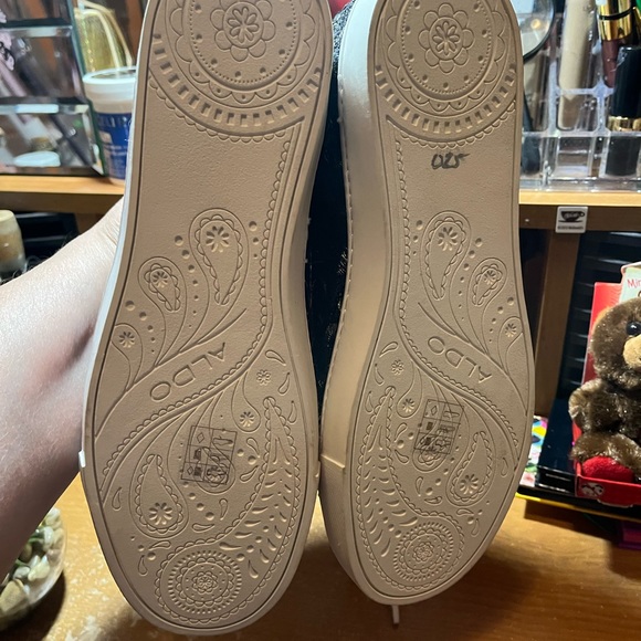 Aldo Women’s Black Velvet Gold Embroidered Design Lace Up Sneakers Size 7.5. NEW - Picture 5 of 5